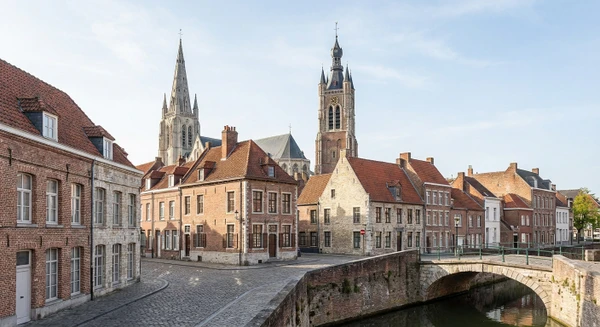 Photographie d'une vue caract&eacute;ristique et reconnaissable de Saint-Omer, montrant son architecture typique du Nord (cath&eacute;drale, beffroi, maisons traditionnelles flamandes ou b&acirc;timents historiques du centre-ville), prise en conditions naturelles de jour. L'image doit transmettre le caract&egrave;re local, patrimonial et la localisation g&eacute;ographique de Saint-Omer sans montrer de personnes ni d'activit&eacute; de menuiserie, de mani&egrave;re &agrave; illustrer le contexte urbain dans lequel intervient l'Atelier des Menuisiers.