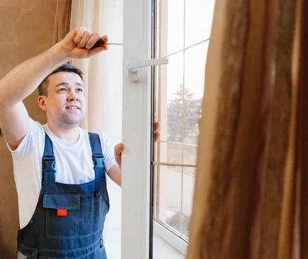 un r&eacute;parateur r&eacute;pare, ajuste ou installe des fen&ecirc;tres en m&eacute;tal-plastique dans l'appartement