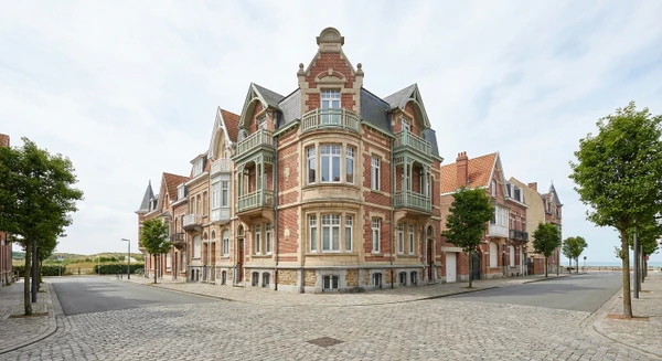 Photographie d'une rue caract&eacute;ristique ou d'un b&acirc;timent embl&eacute;matique de Malo-les-Bains, montrant l'architecture typique de cette station baln&eacute;aire c&ocirc;ti&egrave;re du Nord. L'image doit transmettre le caract&egrave;re local et la localisation g&eacute;ographique, sans montrer de personnes ni d'activit&eacute; de menuiserie. Preferably une vue urbaine ou architecturale reconnaissable de Malo-les-Bains en conditions naturelles.