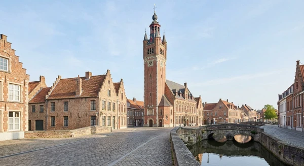 Photographie d'une vue caract&eacute;ristique de Bergues, montrant son architecture typique du Nord (beffroi, maisons traditionnelles flamandes ou b&acirc;timents historiques), prise en conditions naturelles de jour. L'image doit transmettre le caract&egrave;re local et patrimonial de la ville sans montrer de personnes ni d'activit&eacute; de menuiserie, de mani&egrave;re &agrave; illustrer la localisation g&eacute;ographique et le contexte urbain dans lequel intervient l'entreprise.
