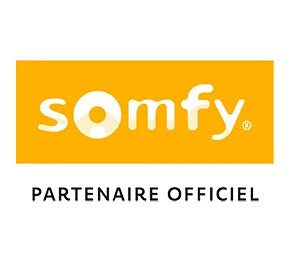 Logo ou pictogramme de certification Somfy présenté de manière claire et professionnelle sur fond blanc ou neutre, montrant l'emblème distinctif de la marque Somfy reconnue dans le secteur de la motorisation et des solutions de volets roulants.