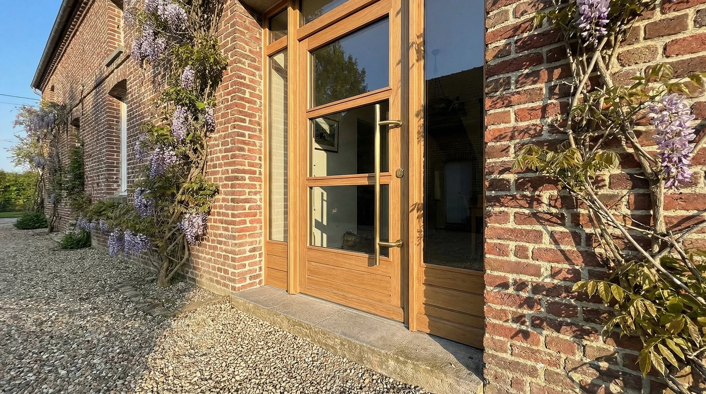 Int&eacute;rieur moderne avec porte en bois massif teinte acajou, design contemporain &agrave; panneaux horizontaux et inserts vitr&eacute;s translucides